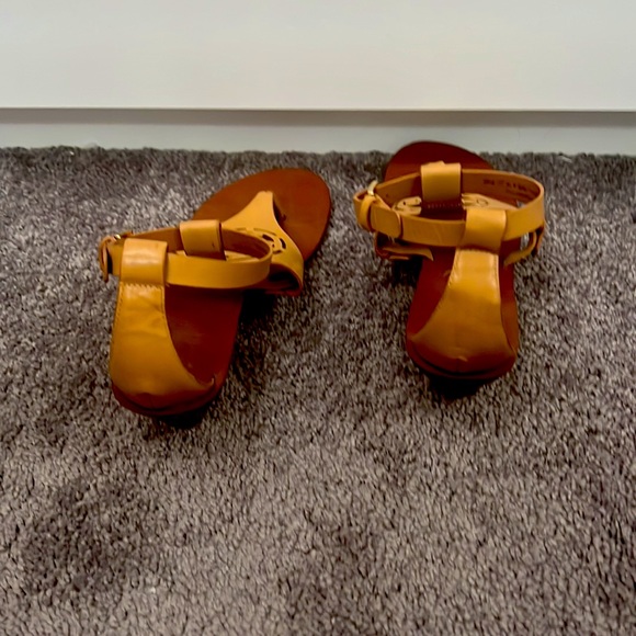 Tory Burch authentic Sandal. Tan brown in color. Beautiful condition. - Picture 3 of 5